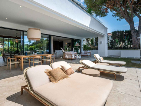Villa en venta en Marbesa, Marbella Este junto a la playa con vistas al mar