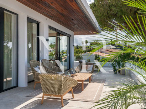 Beachside villa with sea views for sale in Marbesa, East Marbella