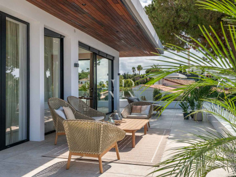 Villa en venta en Marbesa, Marbella Este junto a la playa con vistas al mar