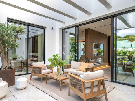 Villa en venta en Marbesa, Marbella Este junto a la playa con vistas al mar