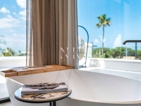 Villa en venta en Marbesa, Marbella Este junto a la playa con vistas al mar