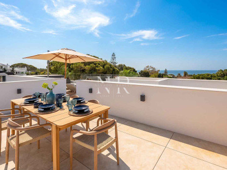 Villa en venta en Marbesa, Marbella Este junto a la playa con vistas al mar