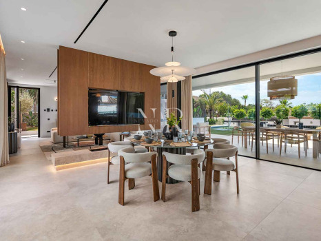 Villa en venta en Marbesa, Marbella Este junto a la playa con vistas al mar