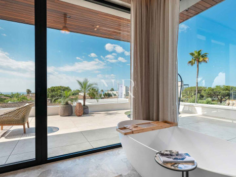 Villa en venta en Marbesa, Marbella Este junto a la playa con vistas al mar