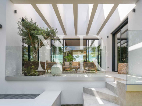 Beachside villa with sea views for sale in Marbesa, East Marbella