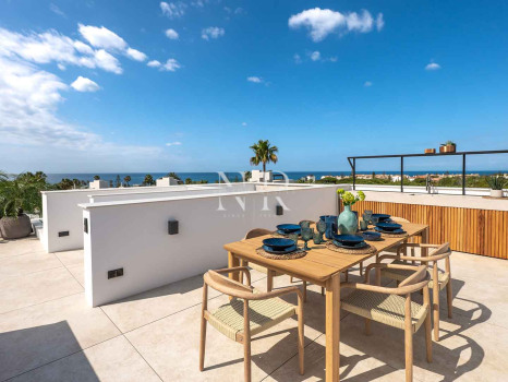 Villa en venta en Marbesa, Marbella Este junto a la playa con vistas al mar