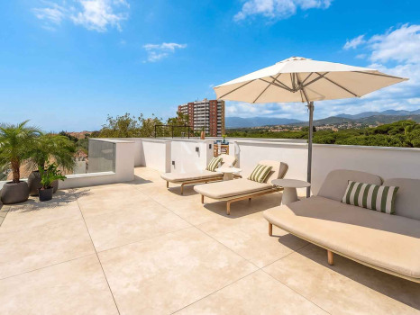 Villa en venta en Marbesa, Marbella Este junto a la playa con vistas al mar