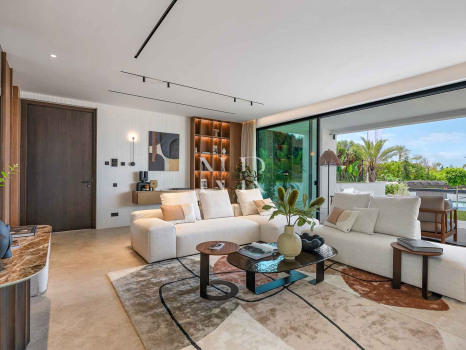 Villa en venta en Marbesa, Marbella Este junto a la playa con vistas al mar