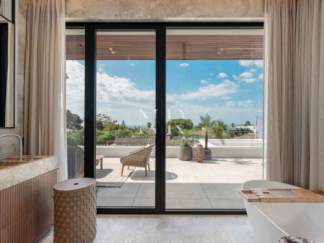 Villa en venta en Marbesa, Marbella Este junto a la playa con vistas al mar