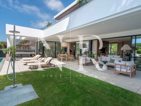 Beachside villa with sea views for sale in Marbesa, East Marbella