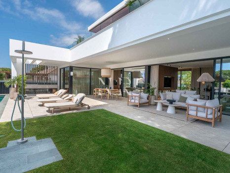 Villa en venta en Marbesa, Marbella Este junto a la playa con vistas al mar