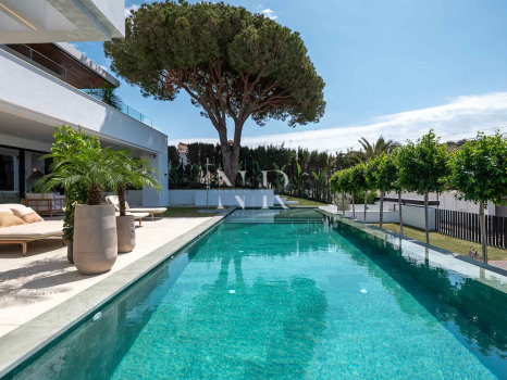 Villa en venta en Marbesa, Marbella Este junto a la playa con vistas al mar