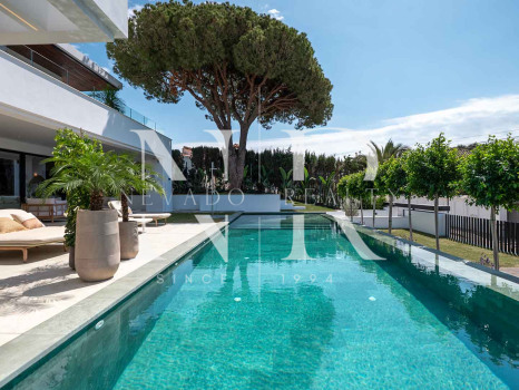 Beachside villa with sea views for sale in Marbesa, East Marbella