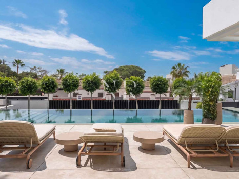 Villa en venta en Marbesa, Marbella Este junto a la playa con vistas al mar