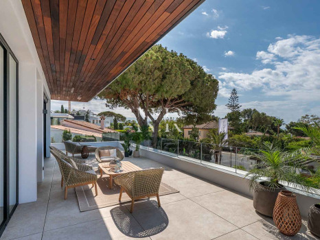 Villa en venta en Marbesa, Marbella Este junto a la playa con vistas al mar