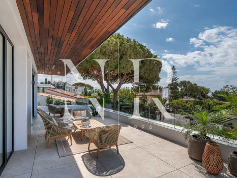 Beachside villa with sea views for sale in Marbesa, East Marbella