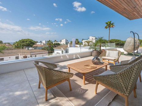 Villa en venta en Marbesa, Marbella Este junto a la playa con vistas al mar