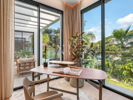 Villa en venta en Marbesa, Marbella Este junto a la playa con vistas al mar