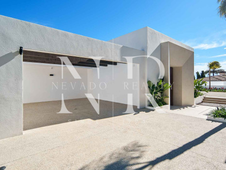 Villa con vistas panorámicas en Nueva Andalucía en venta
