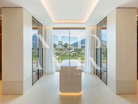 Villa con vistas panorámicas en Nueva Andalucía en venta