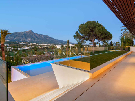 Villa avec vues panoramiques à Nueva Andalucía à vendre