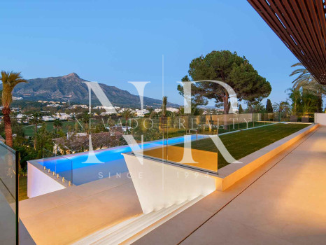 Villa con vistas panorámicas en Nueva Andalucía en venta