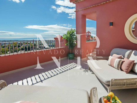 Penthouse with panoramic sea views for sale in Monte Halcones, Benahavís