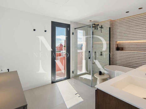 Penthouse with panoramic sea views for sale in Monte Halcones, Benahavís