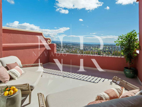 Penthouse with panoramic sea views for sale in Monte Halcones, Benahavís