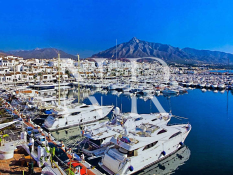 Penthouse with panoramic sea views for sale in Monte Halcones, Benahavís