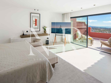 Penthouse with panoramic sea views for sale in Monte Halcones, Benahavís