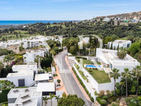 Elegante villa con vistas al mar en La Alquería, Benahavís en venta