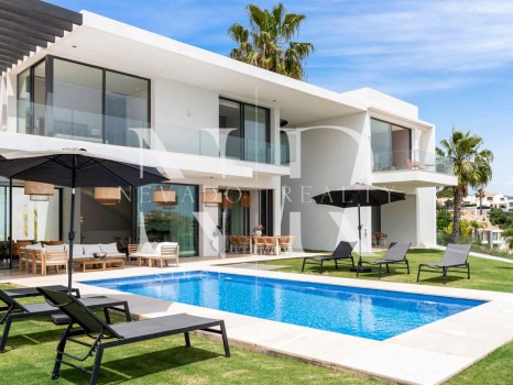Elegante villa con vistas al mar en La Alquería, Benahavís en venta
