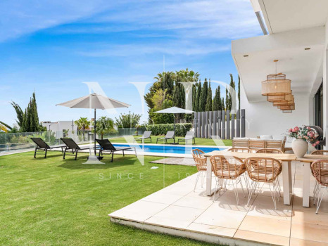 Elegante villa con vistas al mar en La Alquería, Benahavís en venta