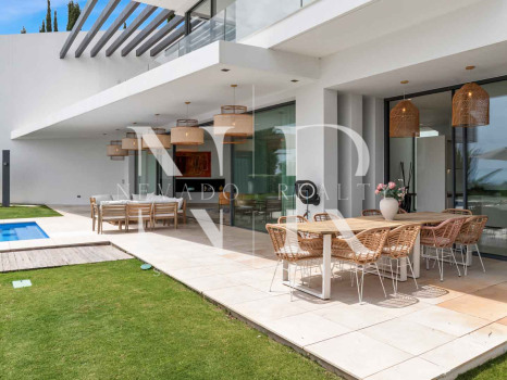 Elegante villa con vistas al mar en La Alquería, Benahavís en venta