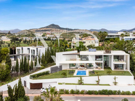 Elegante villa con vistas al mar en La Alquería, Benahavís en venta