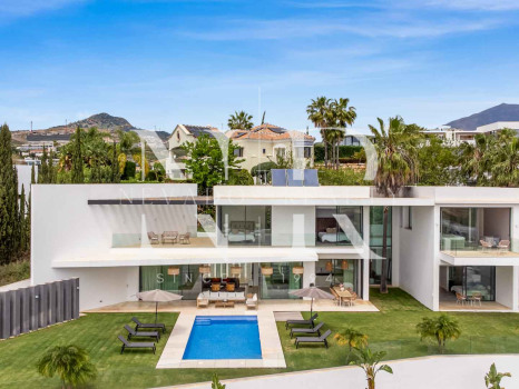 Elegante villa con vistas al mar en La Alquería, Benahavís en venta