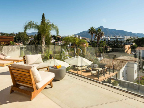 Villa con vistas panorámicas en Nueva Andalucía, Marbella, en venta