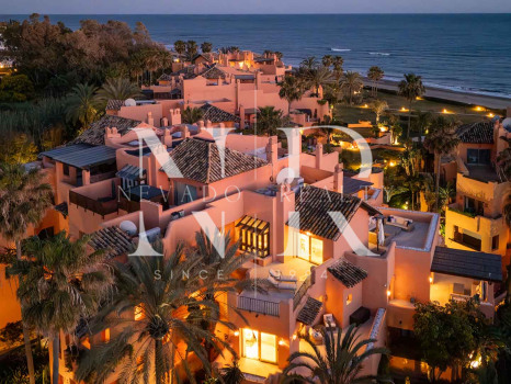 Ático en primera línea de playa en la Morera Playa, Marbella en venta