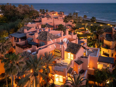 Ático en primera línea de playa en la Morera Playa, Marbella en venta
