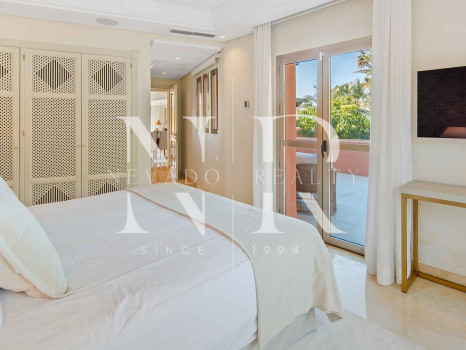Ático en primera línea de playa en la Morera Playa, Marbella en venta