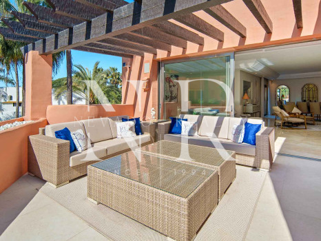 Ático en primera línea de playa en la Morera Playa, Marbella en venta