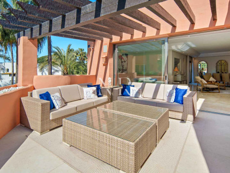 Ático en primera línea de playa en la Morera Playa, Marbella en venta