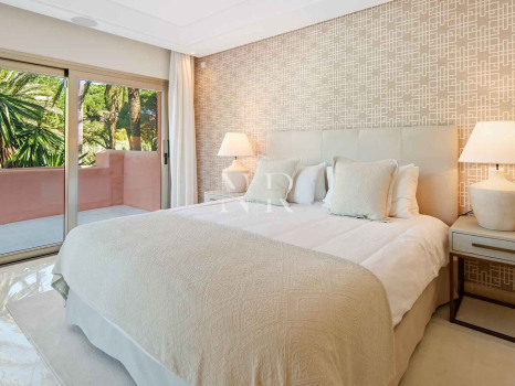 Ático en primera línea de playa en la Morera Playa, Marbella en venta