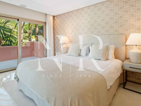 Ático en primera línea de playa en la Morera Playa, Marbella en venta