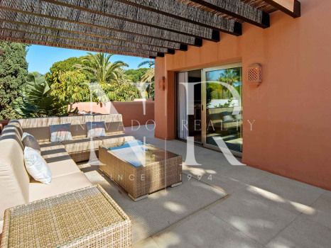Ático en primera línea de playa en la Morera Playa, Marbella en venta