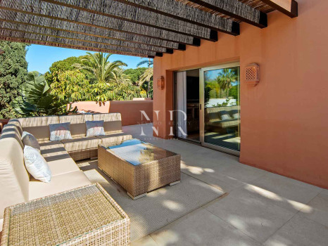 Ático en primera línea de playa en la Morera Playa, Marbella en venta