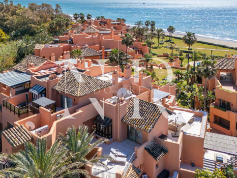 Ático en primera línea de playa en la Morera Playa, Marbella en venta
