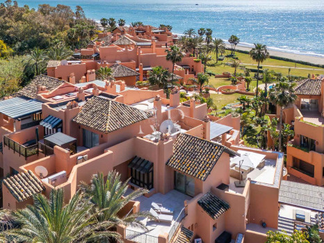 Ático en primera línea de playa en la Morera Playa, Marbella en venta
