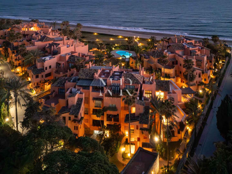 Ático en primera línea de playa en la Morera Playa, Marbella en venta